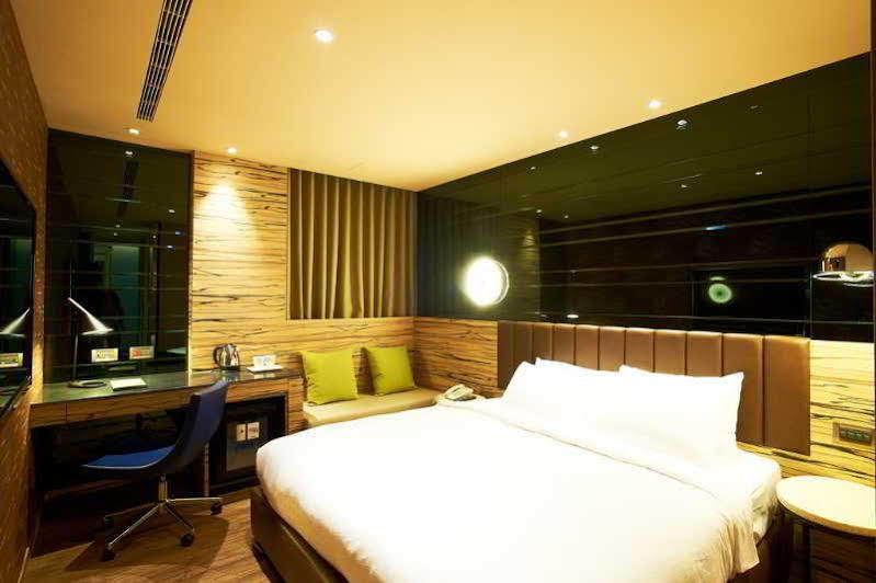 Royal Group Hotel Bo Ai Branch Kaohsiung Extérieur photo
